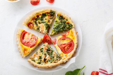 dilimler tabağa sebzeli börek