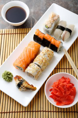 Plaka üzerinde taze Sushi