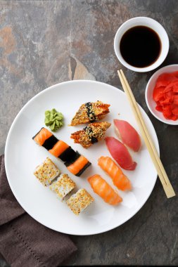 büyük tabak üstten görünüm üzerinde taze sushi