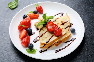 Yaz meyveleri ile gözleme