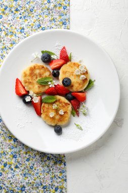 çilek ile yaz peynirli gözleme