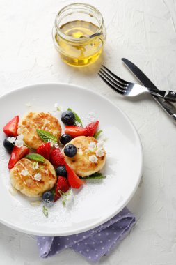 Peynirli krep bal ile