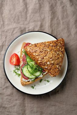 Salatalık ile sağlıklı sandviç