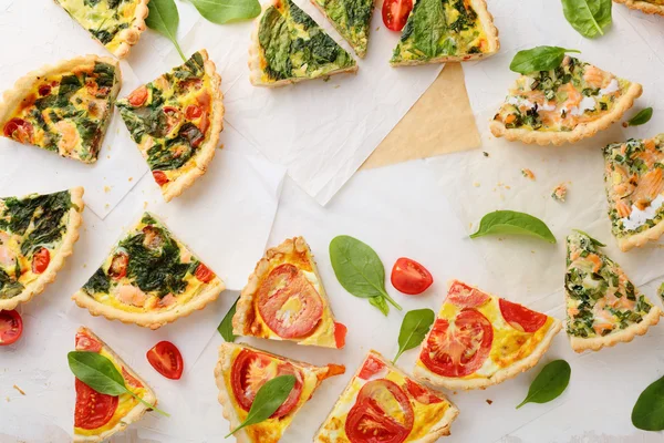 Rodajas de pastel con pescado y espinacas — Foto de Stock