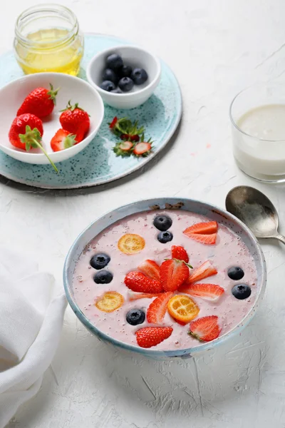 Gesunde Schüssel mit Beeren — Stockfoto