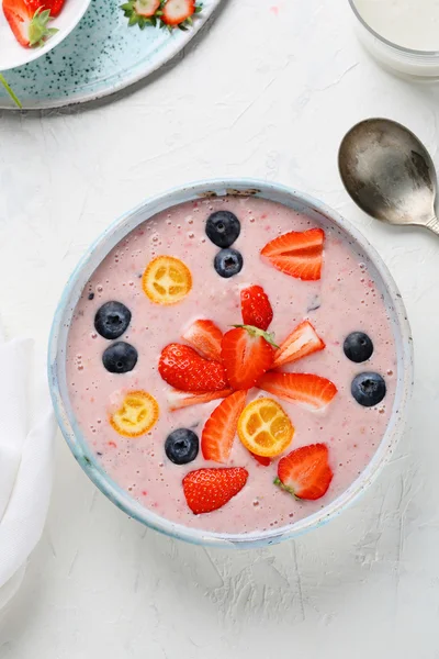 Frukost skål med bär — Stockfoto