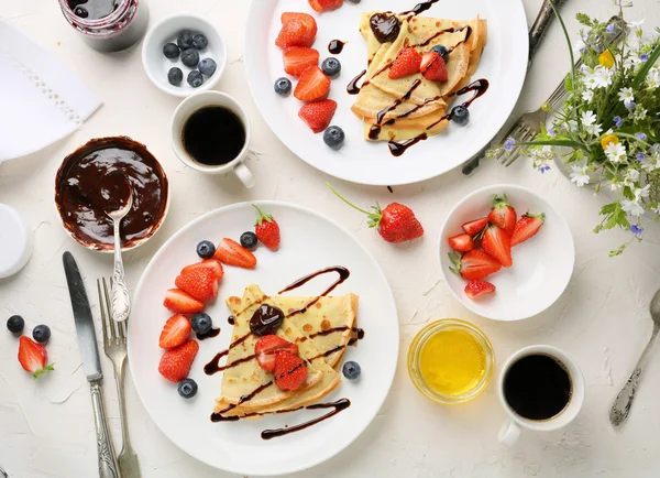 Mesa de desayuno con crepes —  Fotos de Stock