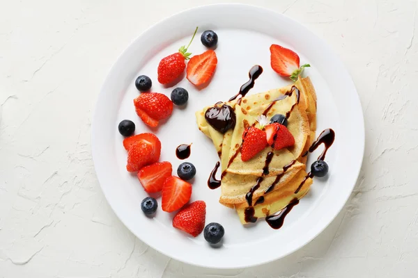 Pancakes with summer berries — Stock Photo, Image