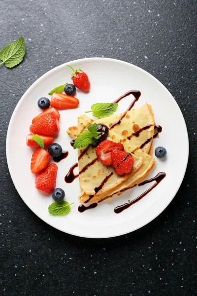 Crepes med färska bär och sås — Stockfoto