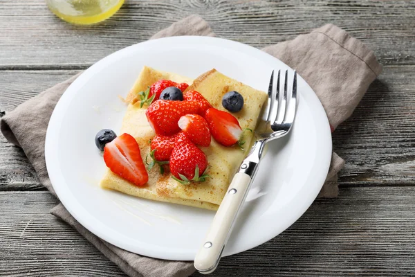 Sommer-Pfannkuchen auf weißem Teller — Stockfoto