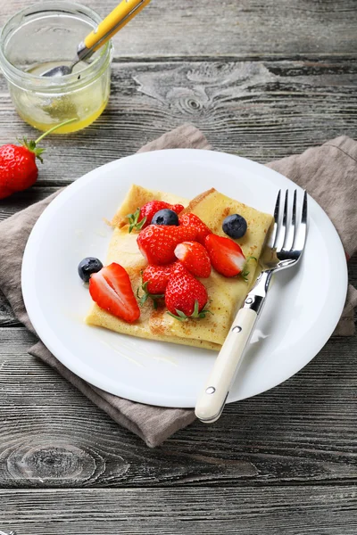 Panqueca de café da manhã de verão com frutas frescas — Fotografia de Stock