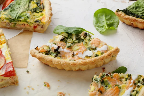 Fette di torte con salmone — Foto Stock