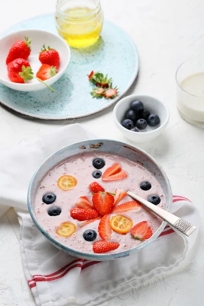 Batido de frutas em tigela — Fotografia de Stock