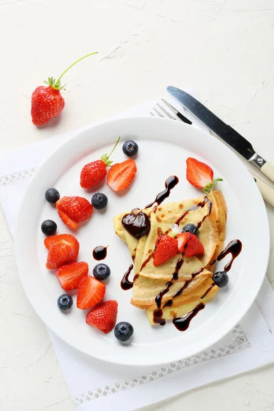 Crepes calde con bacche e salsa — Foto Stock