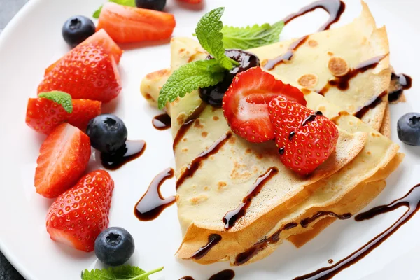 Pfannkuchen mit Beeren und Schokolade — Stockfoto