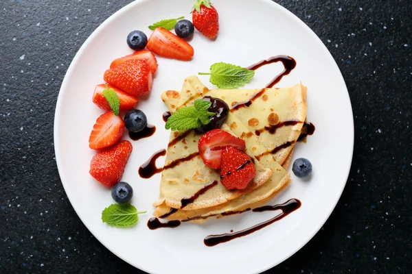 Beeren-Pfannkuchen auf Teller, — Stockfoto