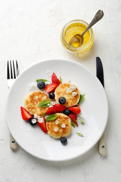 Summer cheese pancakes — Stock Photo, Image