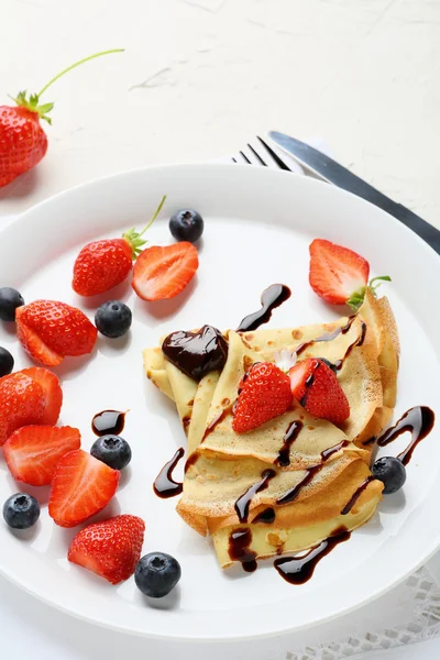 Hot crepes with berries — Stock Photo, Image