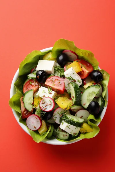 Ensalada griega en tazón —  Fotos de Stock