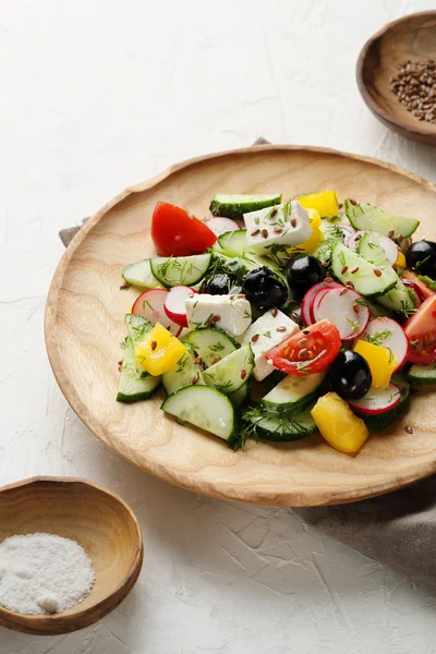 Salade grecque sur assiette en bois — Photo