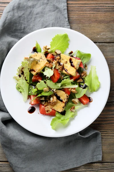 Sallad med stekt tofu ost — Stockfoto