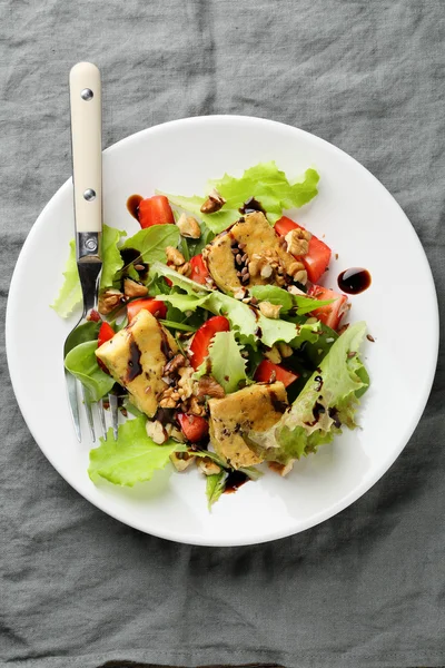 Salad with roasted tofu and strawberries — Stock Photo, Image