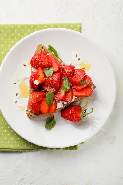 Breakfast sandwich with cheese and berry — Stock Photo, Image