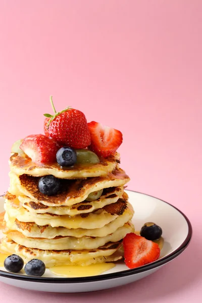 Pannkakor med bär — Stockfoto