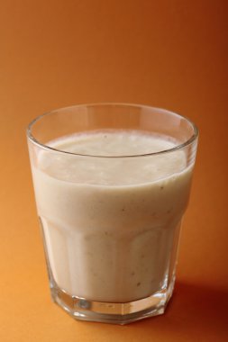 arka plan üzerinde tatlı muz smothie