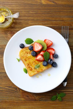 Kahvaltı tost çilek ile