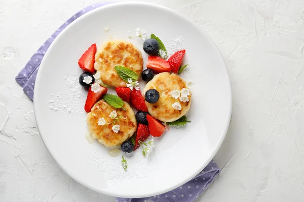 Panqueques con miel y bayas — Foto de Stock