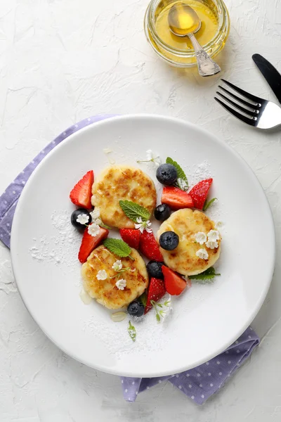 Tortitas de queso con miel y bayas — Foto de Stock