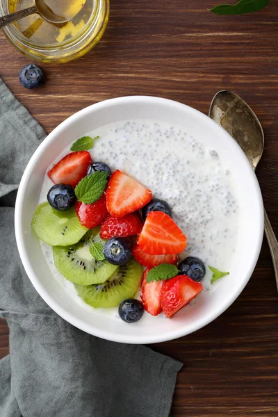 Śniadanie miskę z jogurtem i chia — Zdjęcie stockowe