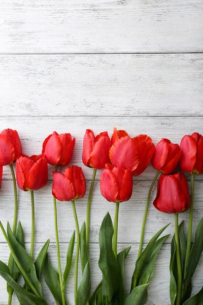 Tulipanes sobre fondo de madera —  Fotos de Stock