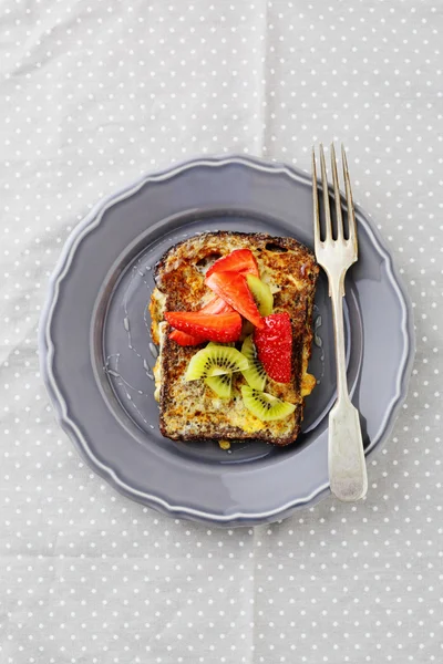French Toast mit Kiwi und Erdbeere — Stockfoto