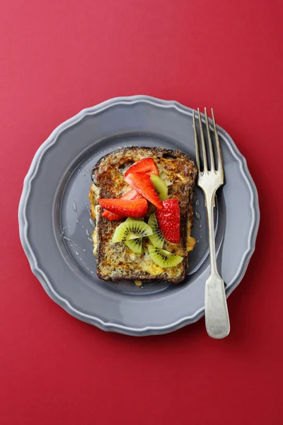 Pain perdu avec kiwi sur l'assiette — Photo