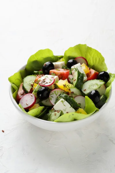 Ensalada fresca de verano en tazón blanco — Foto de Stock