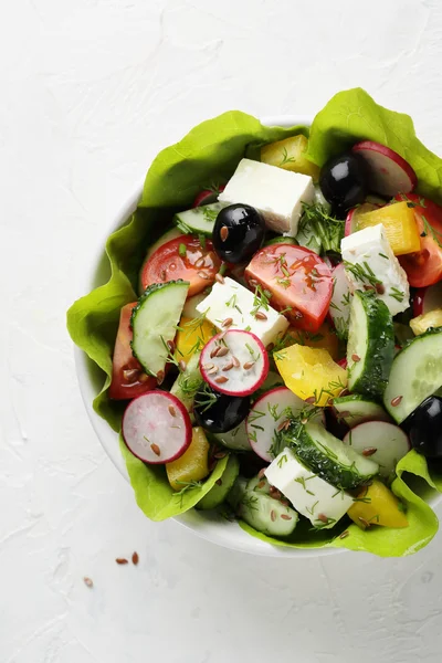 Ensalada griega fresca en tazón blanco —  Fotos de Stock