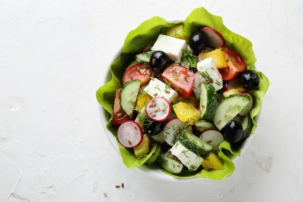 Ensalada fresca y saludable en tazón blanco —  Fotos de Stock