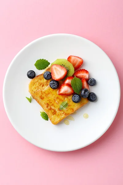 Tostadas francesas con frutas sobre fondo rosa — Foto de Stock