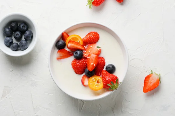 Tazón de desayuno con bayas — Foto de Stock