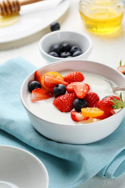 Cereal with yogurt and berry — Stock Photo, Image