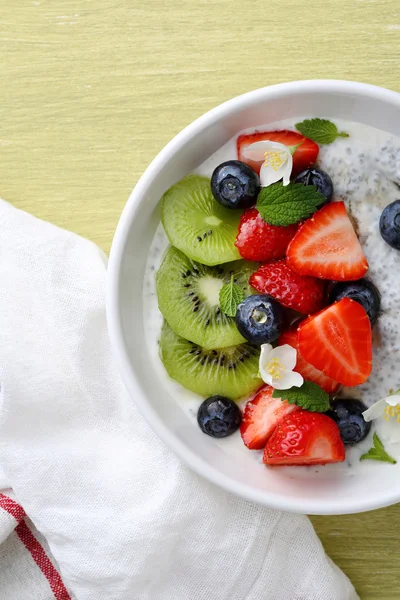 Chiasamen Schale mit Früchten — Stockfoto