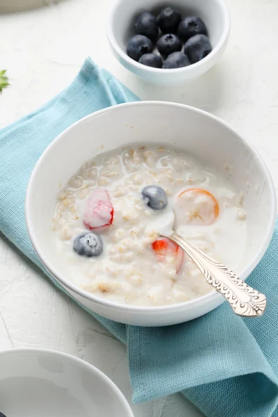 Stråsäd yoghurt skål med bär — Stockfoto