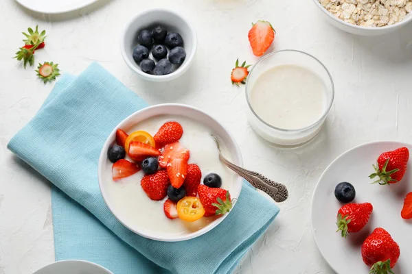 Миска з йогуртом на сніданок з ягодами — стокове фото