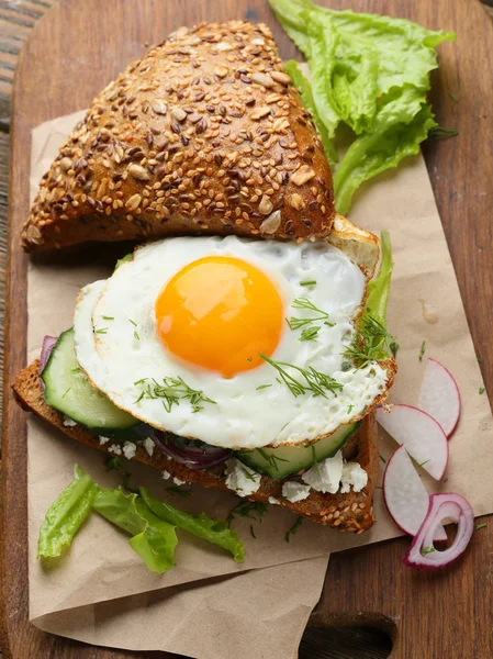 Sandwich met eieren en groenten — Stockfoto