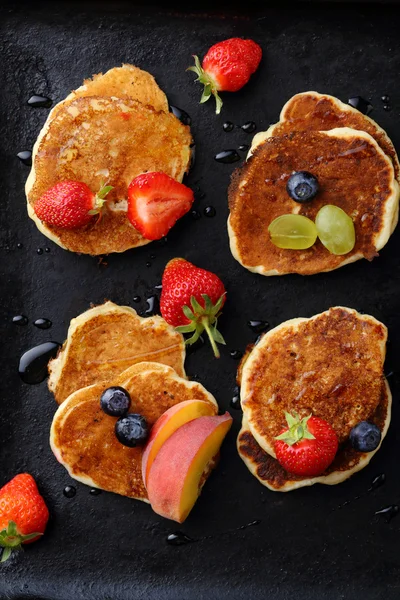 Pfannkuchen mit frischen Früchten — Stockfoto