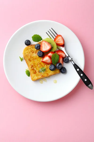 Toast met fruit op roze achtergrond — Stockfoto