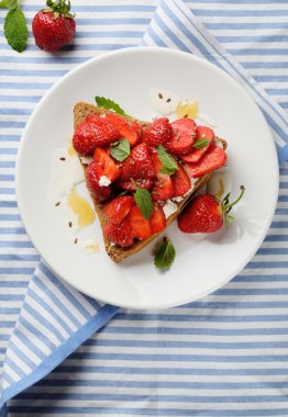 çilek ve peynirli tost