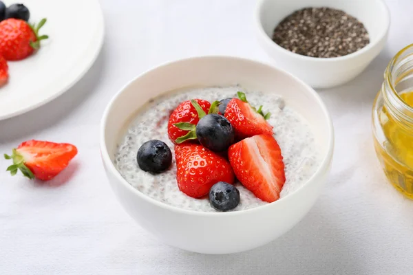 Chia frön pudding med jordgubb och blåbär — Stockfoto